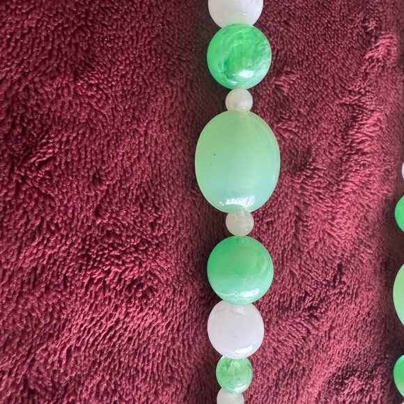 Elegant Green & White Beaded Necklace - Picture 2 of 3